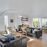 4 Bedroom Beautiful In Holiday home *