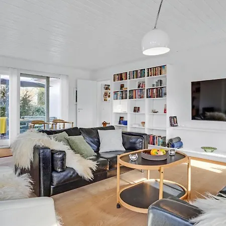 4 Bedroom Beautiful In Σπίτι διακοπών *