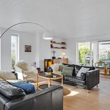 4 Bedroom Beautiful In Σπίτι διακοπών *