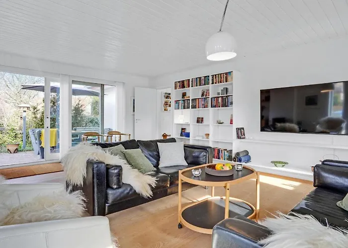 4 Bedroom Beautiful In Dom wakacyjny *