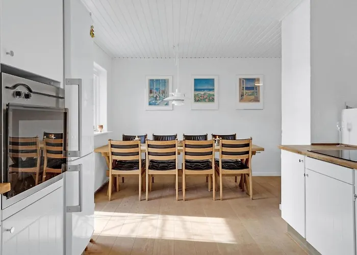 4 Bedroom Beautiful In Dom wakacyjny
